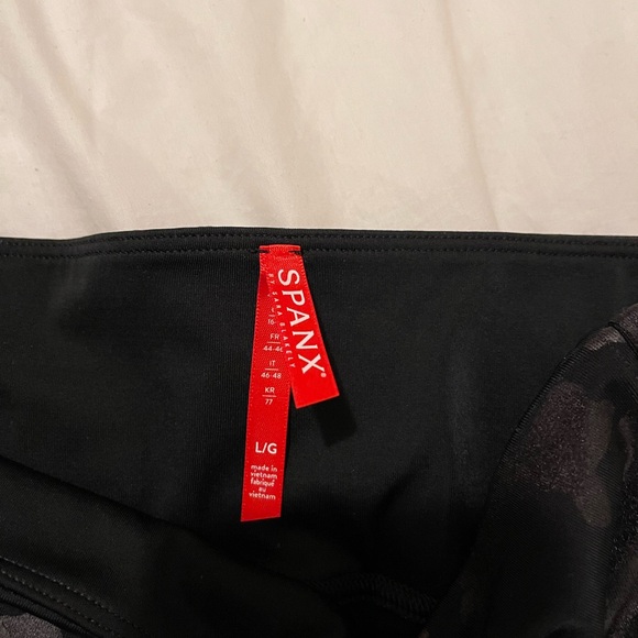 SPANX Black Camouflage Seamless , Shiny Look at Me Now Leggings .Size Large - Picture 6 of 14